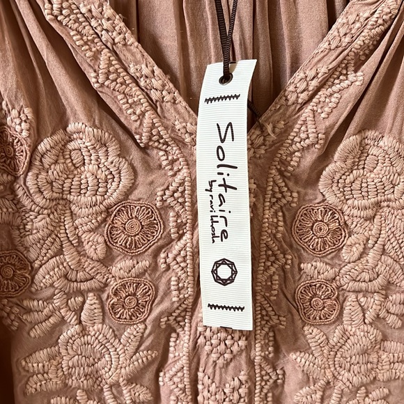 Solitaire NWT Embroidered Top - Picture 2 of 8